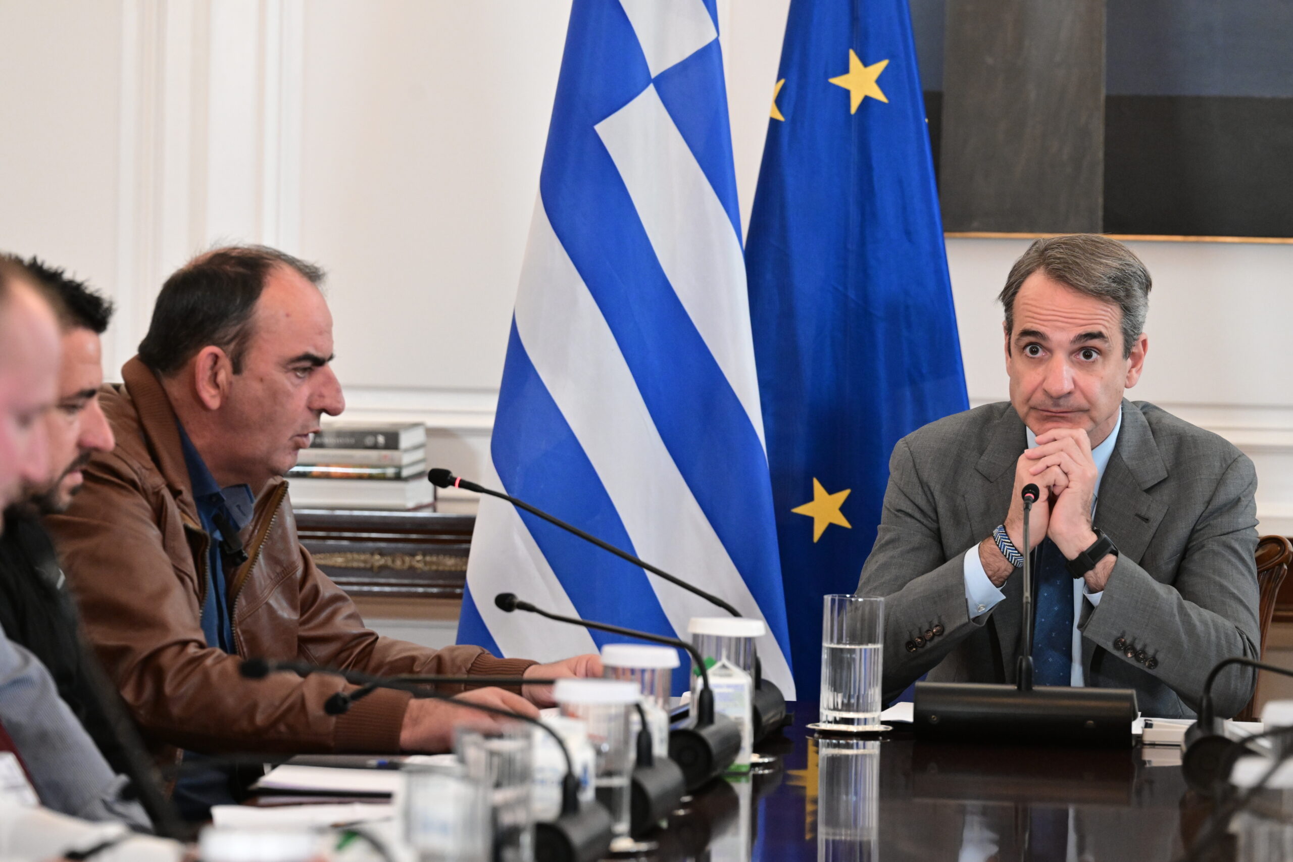 Το άγχος του Μητσοτάκη για τα… δεξιά της ΝΔ και η επαναφορά του πυρσού