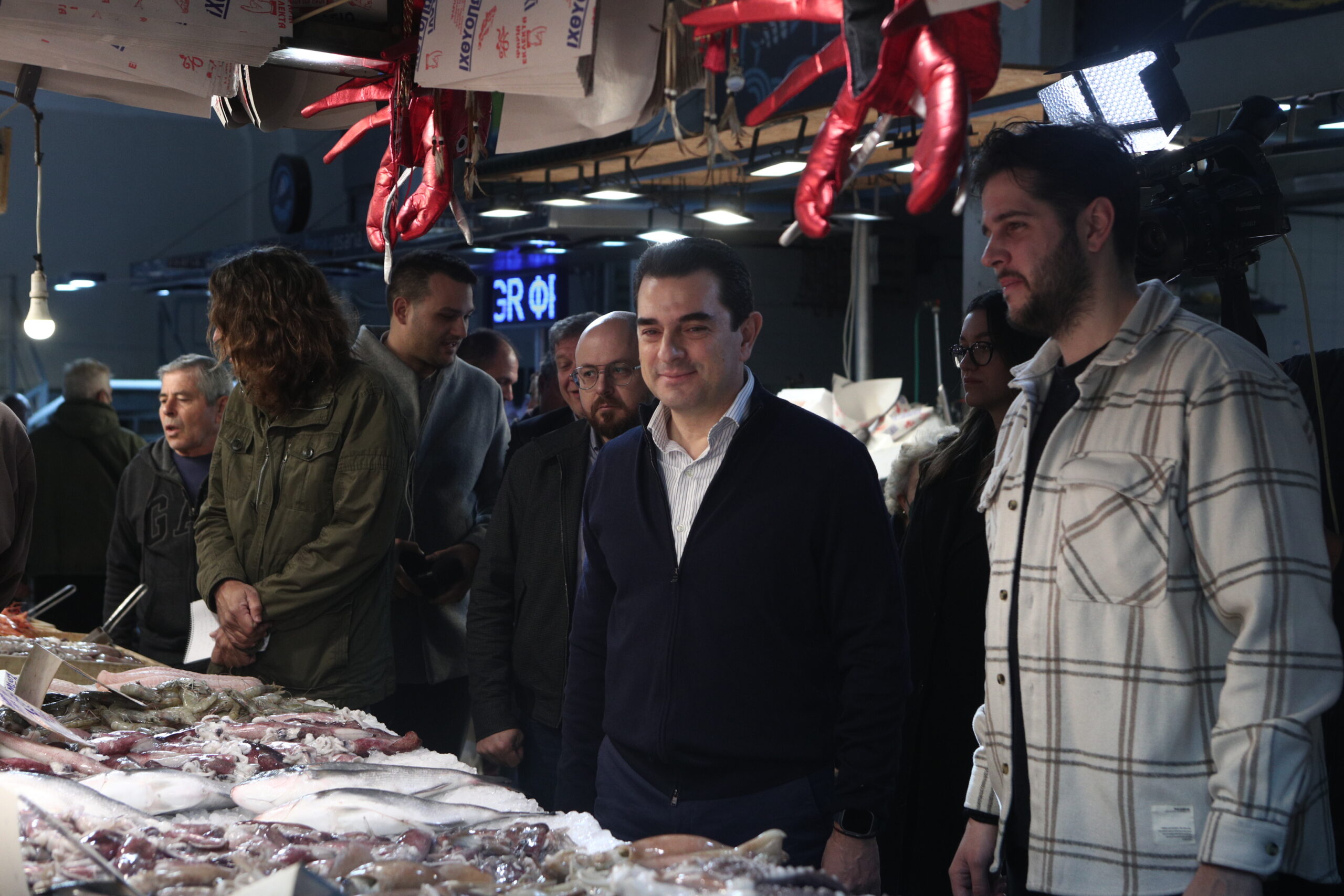 Κ. Σκρέκας: «Θέλουμε αποκλιμάκωση του πληθωρισμού» – Επίσκεψη στη Βαρβάκειο Αγορά