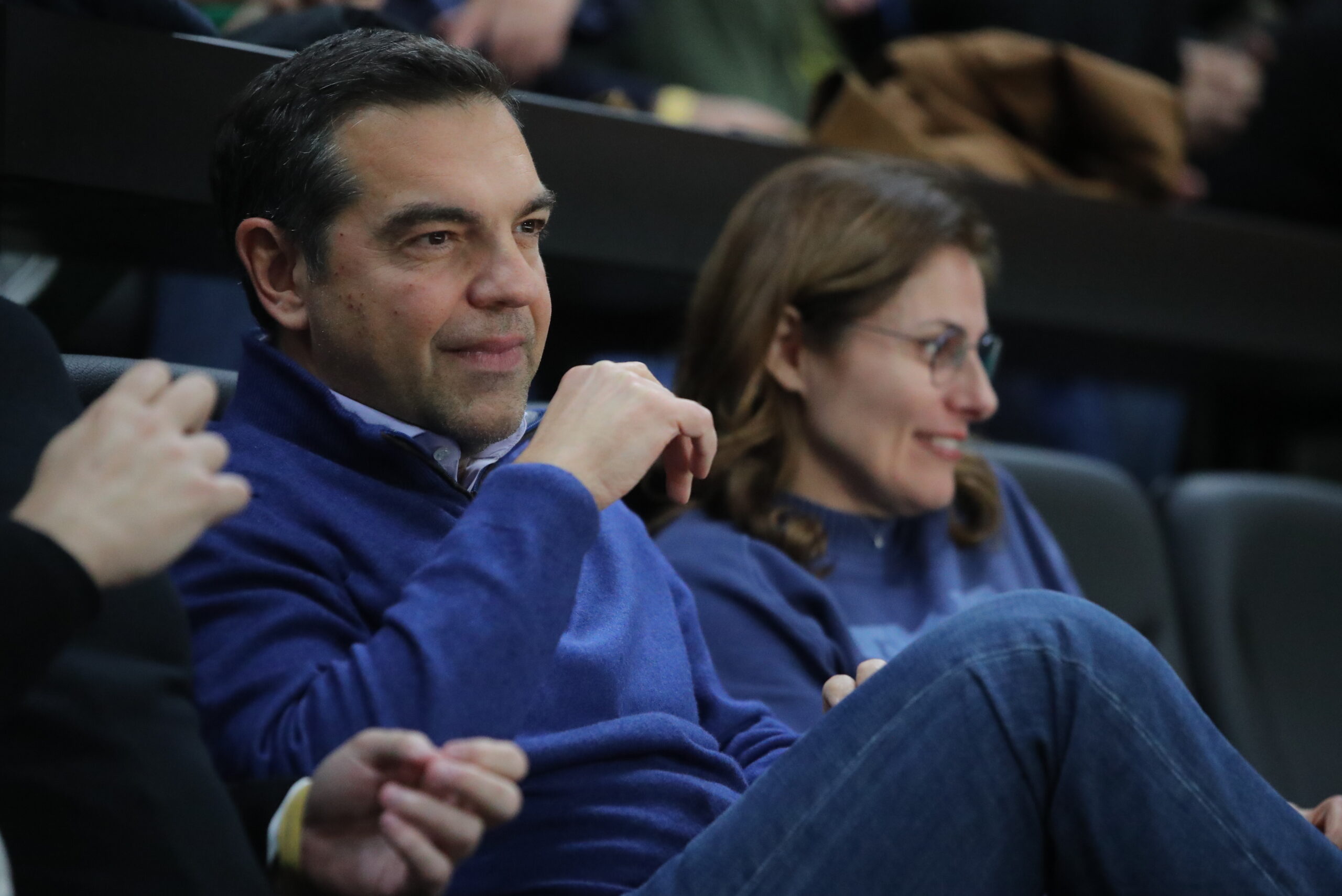 Στο ΟΑΚΑ με την Μπέτυ Μπαζιάνα ο Αλέξης Τσίπρας για τον αγώνα Παναθηναϊκός-Μπαρτσελόνα (ΕΙΚΟΝΕΣ)