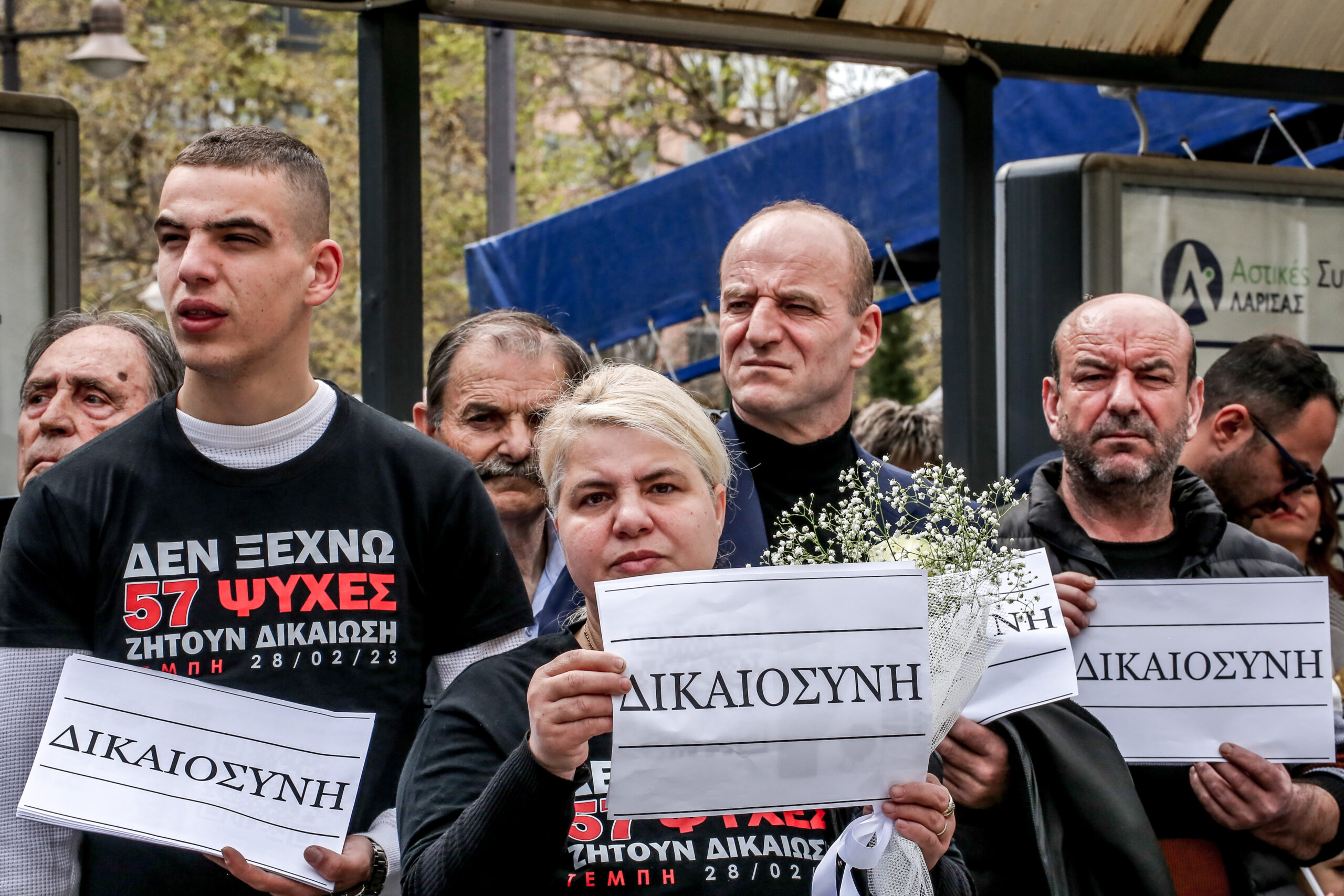 Τέμπη: Συγκίνησε η παρουσία συγγενών θύματος στην παρέλαση της Λάρισας – Ζητούν δικαιοσύνη (ΦΩΤΟ)