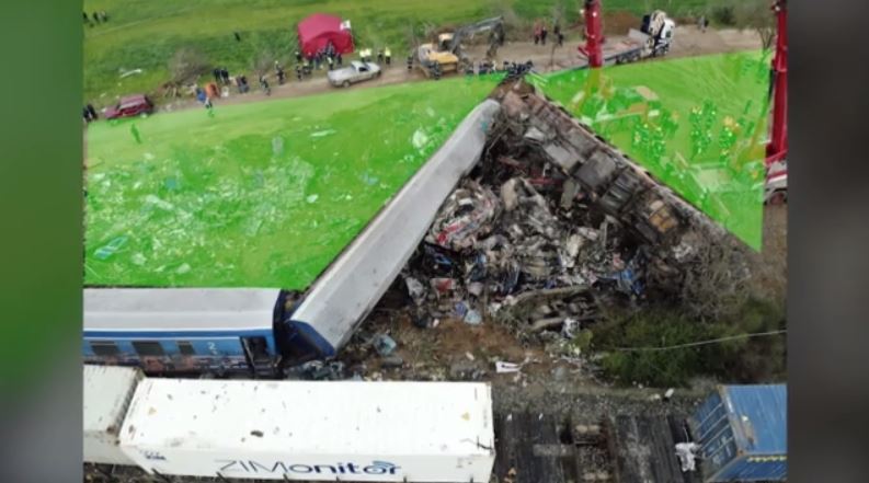 Τέμπη | Σοκάρει η φωτογραφία από το σημείο της τραγωδίας – Τσαλακωμένη μάζα τα βαγόνια
