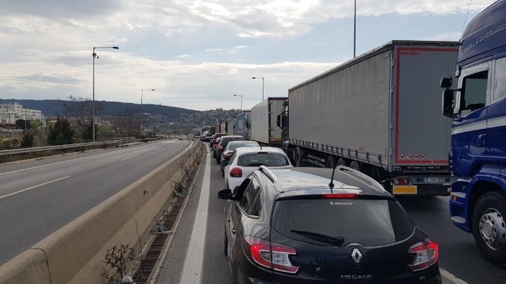 Θεσσαλονίκη: Τεράστιο μποτιλιάρισμα στον Περιφερειακό – Νταλίκα κόλλησε και δημιούργησε χάος