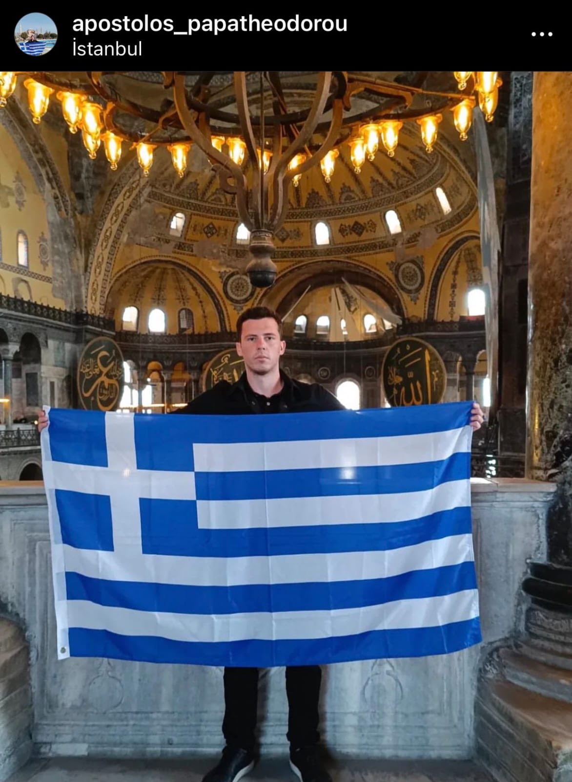 Έλληνας φωτογραφήθηκε με τη σημαία μέσα στην Αγία Σοφία – Αντιδράσεις στα social media