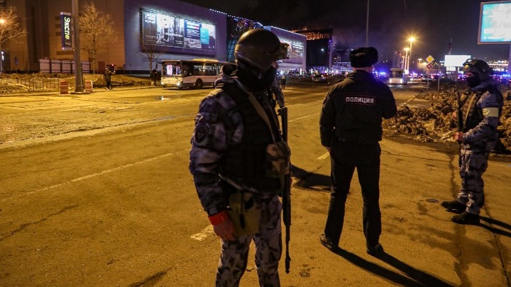 Μακελειό στη Μόσχα: Συνελήφθησαν δύο ύποπτοι ύστερα από καταδίωξη οχήματος