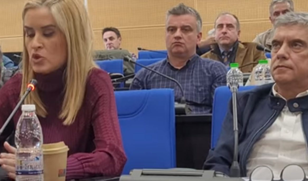 Νέο εξώδικο από τους συγγενείς των θυμάτων στα Τέμπη προς τον πρώην περιφερειάρχη Θεσσαλίας – Ένταση στο περιφερειακό συμβούλιο από συγγενείς θυμάτων