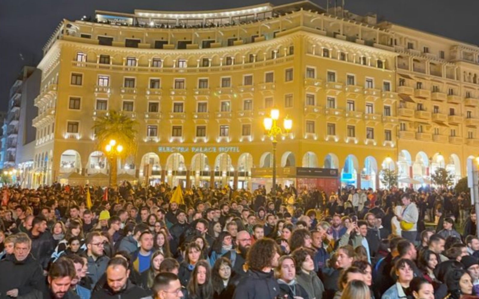 Θεσσαλονίκη: “Πλημμύρισε” από κόσμο η πλατεία Αριστοτέλους στη συγκέντρωση για την ομοφοβική επίθεση