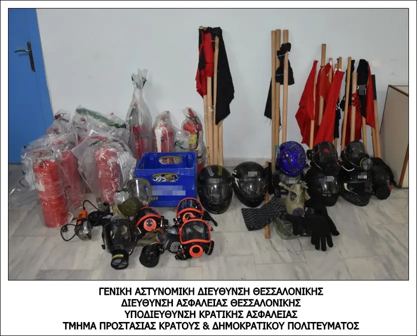 Θεσσαλονίκη – ΑΠΘ: Ναυτικούς πυρσούς, χειροβομβίδες κρότου λάμψης και κοντάρια βρήκε η ΕΛΑΣ κατά την έφοδο