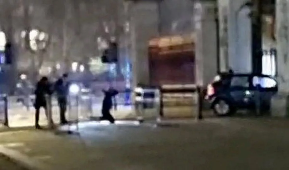 Βρετανία: Συνελήφθη άνδρας που έπεσε με το αυτοκίνητό του στις πύλες του Μπάκιγχαμ (ΒΙΝΤΕΟ)