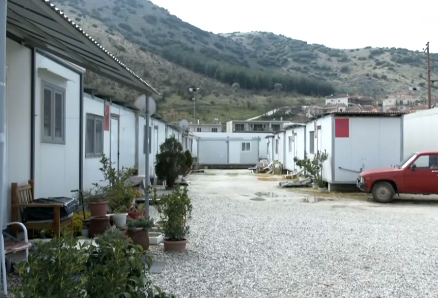 Τρία χρόνια μετά το σεισμό παραμένουν στα κοντέινερ στο Δαμάσι