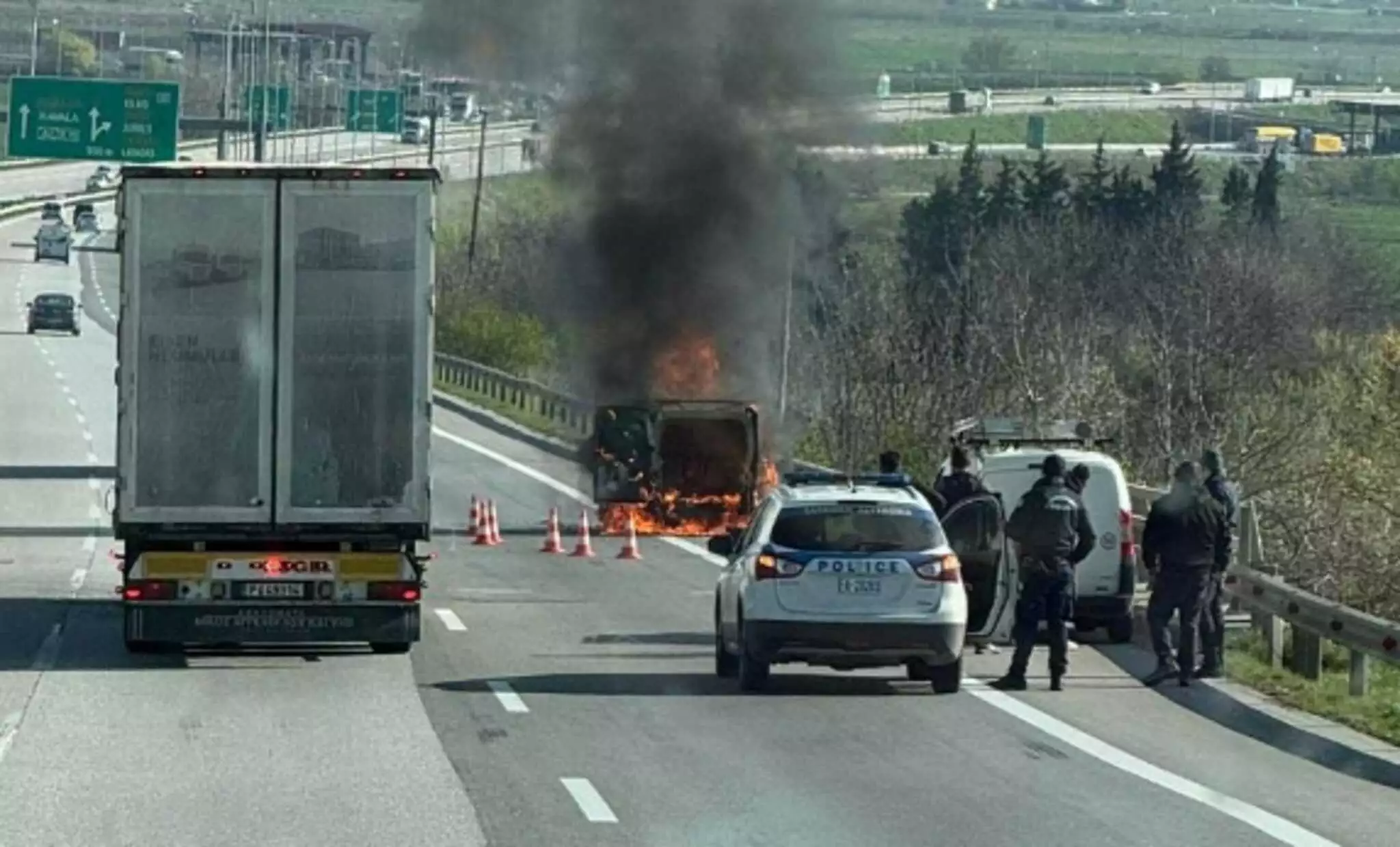 Θεσσαλονίκη: Φορτηγό τυλίχθηκε στις φλόγες στην έξοδο για Καβάλα