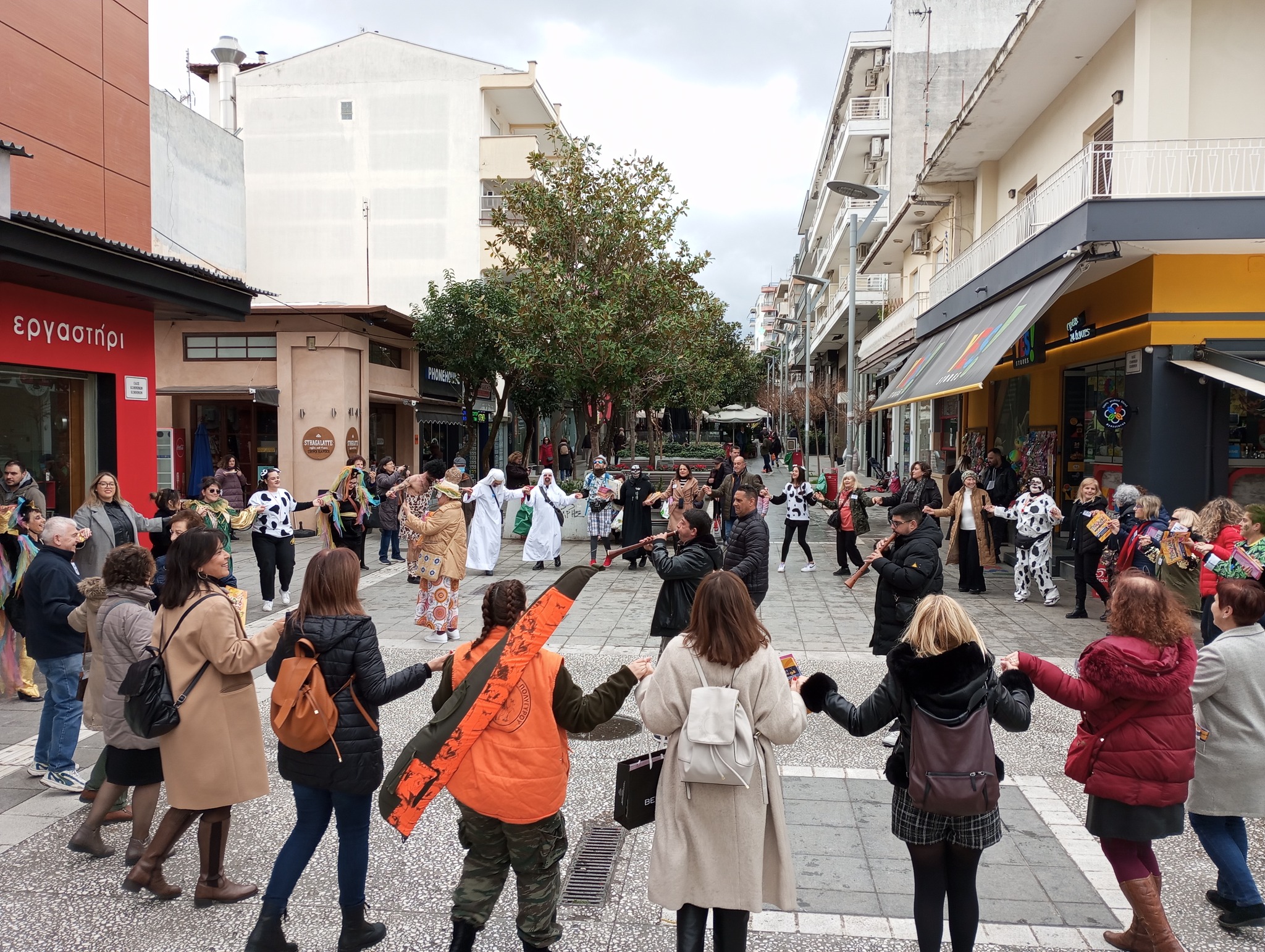 Καρναβαλιστές από τον Πολύγυρο έκαναν έφοδο στην Καλαμαριά με ζουρνάδες! (ΦΩΤΟ)