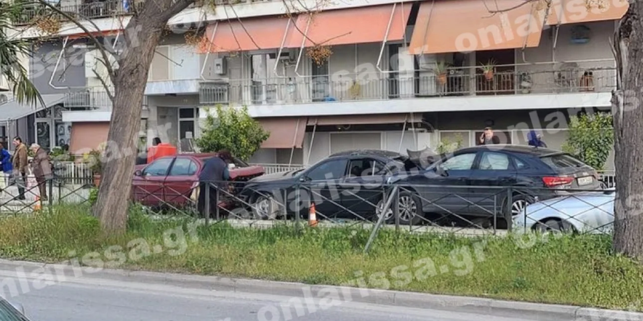 Λάρισα: 19χρονος τραυματίστηκε σοβαρά σε τροχαίο μέσα στην πόλη – Δείτε φωτογραφίες