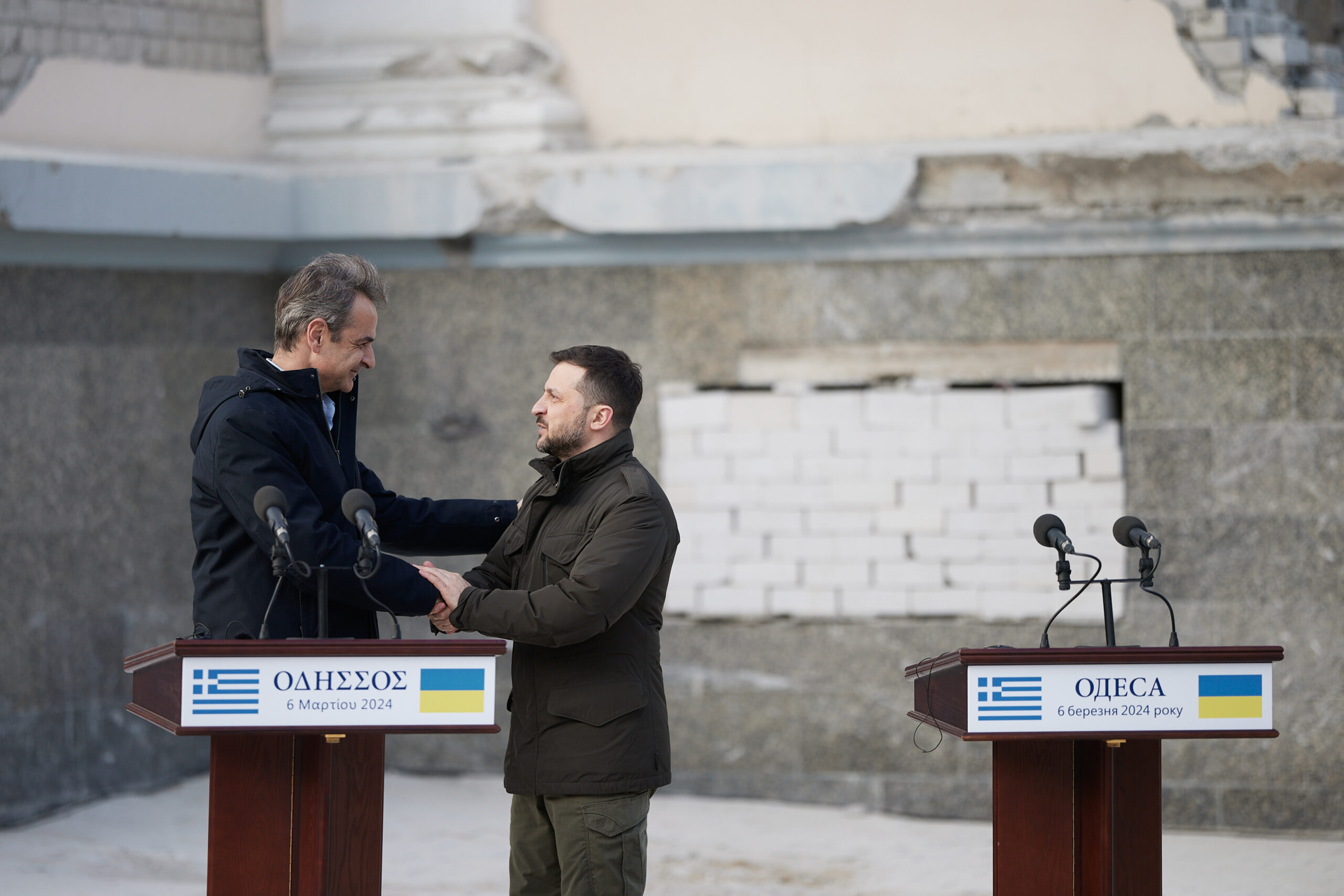 «Μην προδίδεις τη μνήμη της Ελληνικής Αντίστασης!» – Η απάντηση της Μόσχας στον Μητσοτάκη με Μίκη Θεοδωράκη