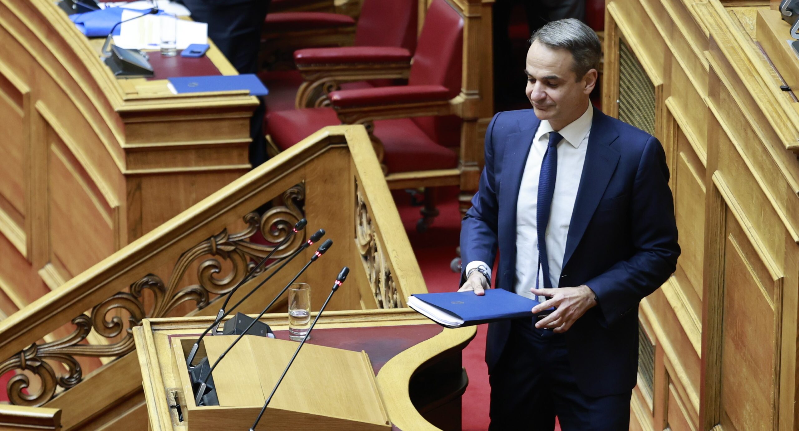 Πρόταση δυσπιστίας: Live η ομιλία Μητσοτάκη στη Βουλή μετά τις παραιτήσεις Μπρατάκου – Παπασταύρου