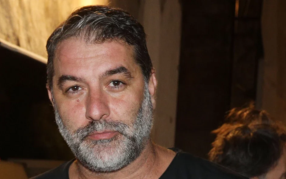 Βασίλης Μπισμπίκης για το τροχαίο στη Φιλοθέη: «Μου έφυγε το τιμόνι και προκάλεσα ζημιά στα παρκαρισμένα αυτοκίνητα»