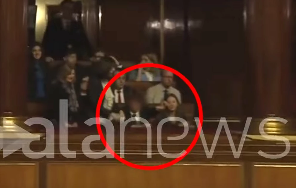 Μαθητής έκανε χειρονομία πιστολιού προς τη Μελόνι στην ιταλική Γερουσία