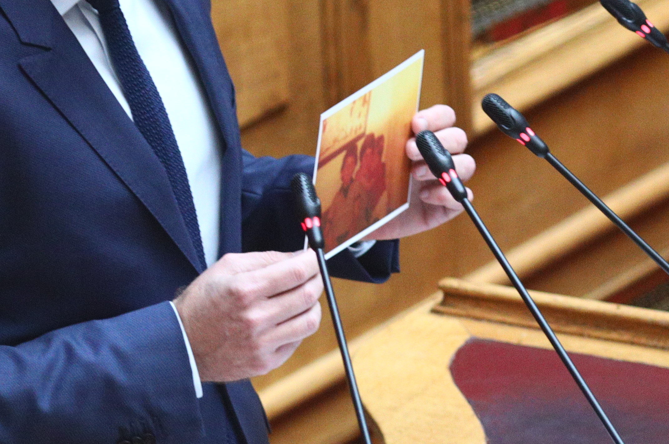 Σκέρτσος: Εμφανίσθηκε στη Βουλή με φωτογραφία του νεκρού αδερφού του – «Νιώθω απόλυτα τον πόνο των οικογενειών»