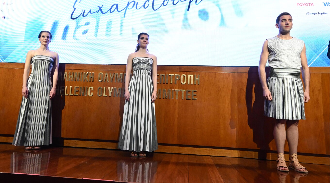 Ολυμπιακοί Αγώνες: Σφοδρές αντιδράσεις για τις στολές – «Να τραγουδήσει η Σάττι το ζάρι ταιριάζει με τις νέες στολές»