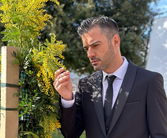 Η ανάρτηση του Γιάννη Τσιμιτσέλη για τη χθεσινή ακύρωση της παράστασης «Για μια ζωή»