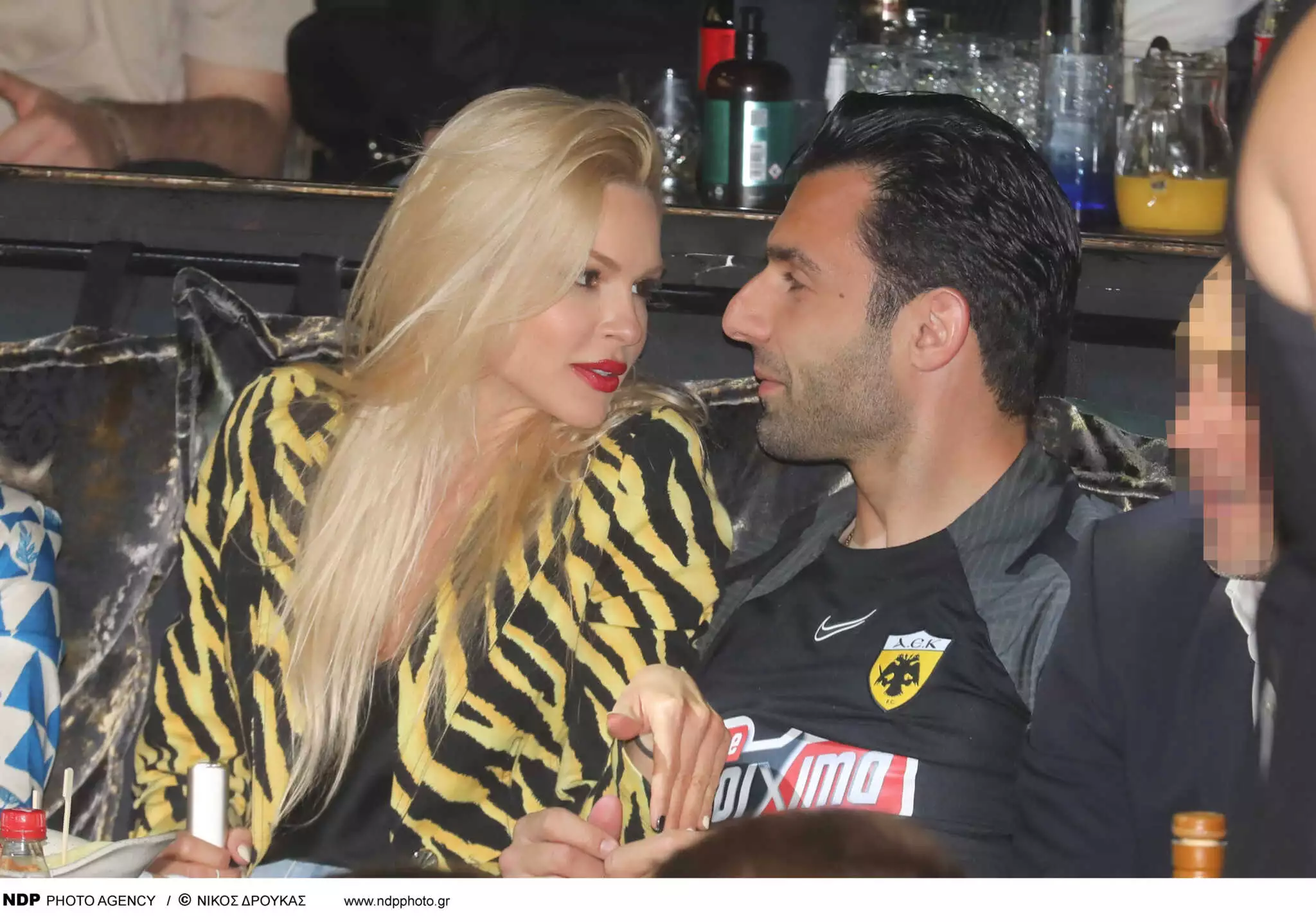 Η αφιέρωση του Γιώργου Τζαβέλλα στην εγκυμονούσα Βίκη Κάβουρα από το γήπεδο