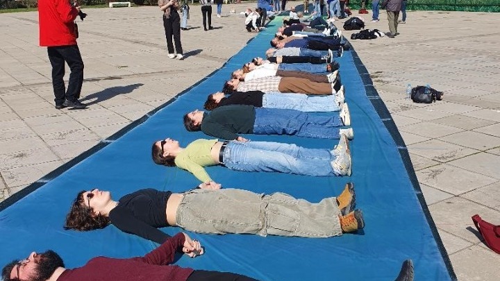 Αποτύπωση των 57 θυμάτων των Τεμπών σε πανό με την τεχνική της κυανοτυπίας
