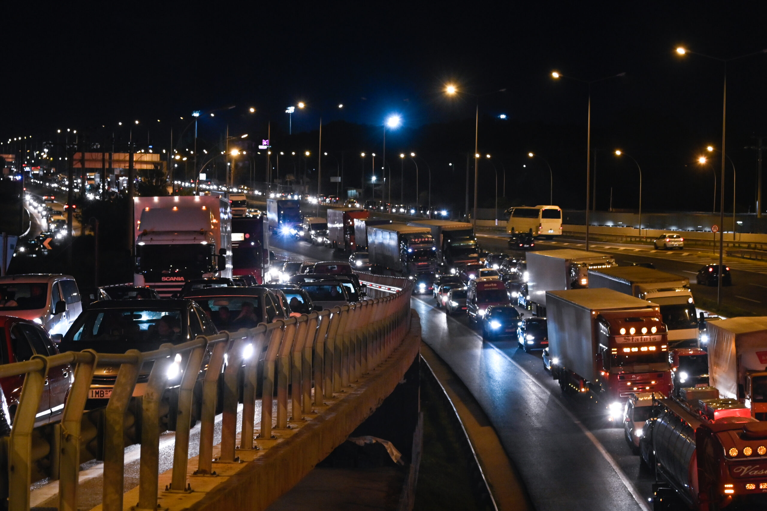 Κλειστή η Αθηνών – Λαμίας μετά από ανατροπή νταλίκας