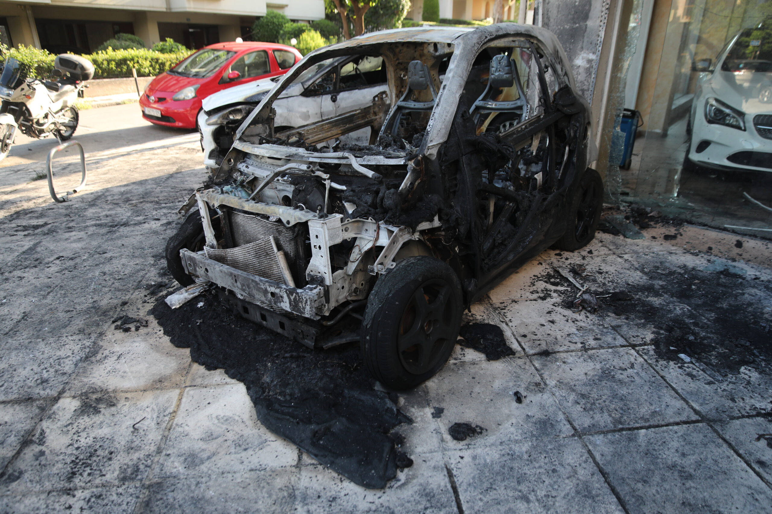 Θεσσαλονίκη: Άγνωστοι έβαλαν φωτιά σε ΙΧ στους Αμπελόκηπους