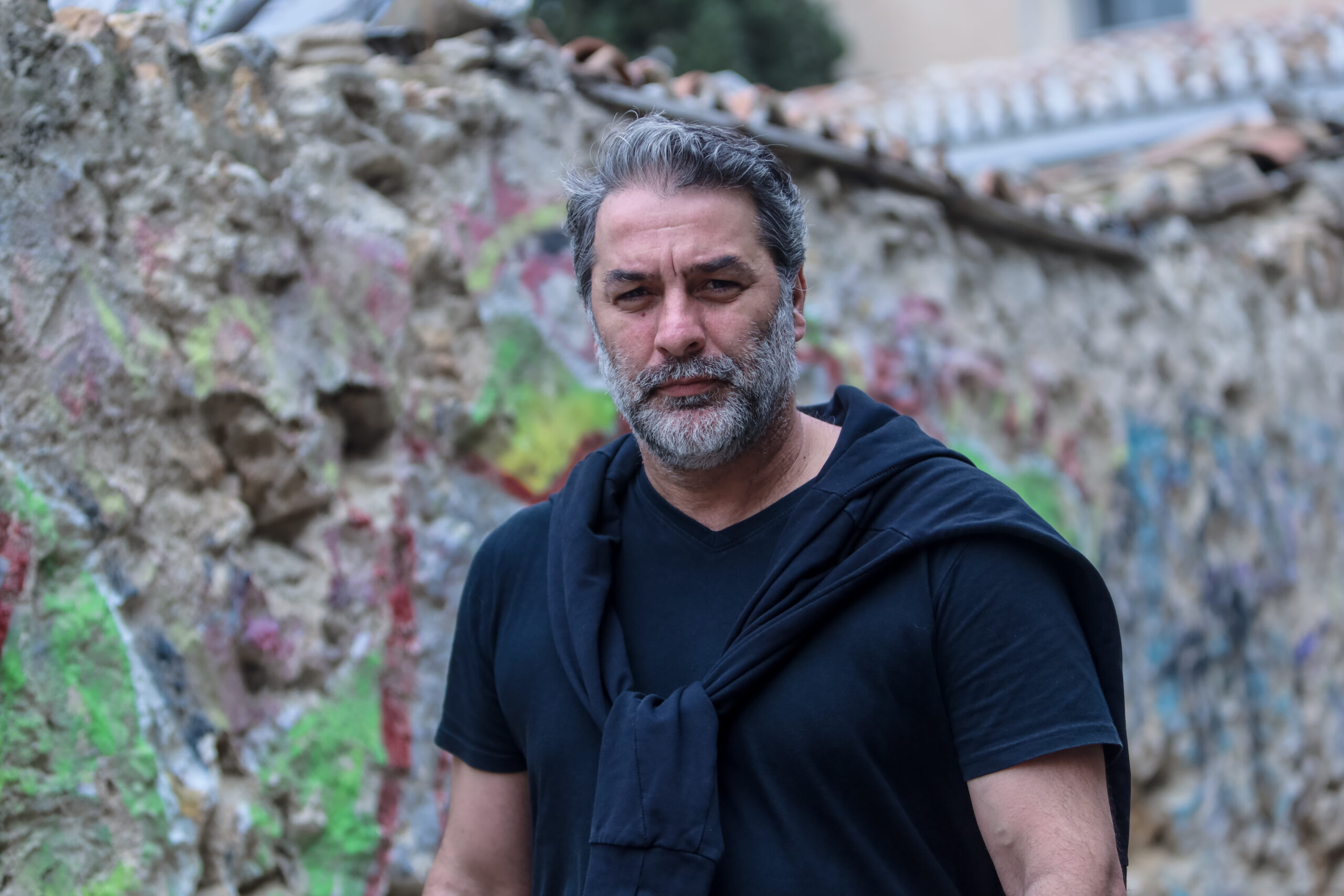 Αγνώριστος ο Βασίλης Μπισμπίκης σε φωτογραφία όταν ήταν 19 ετών