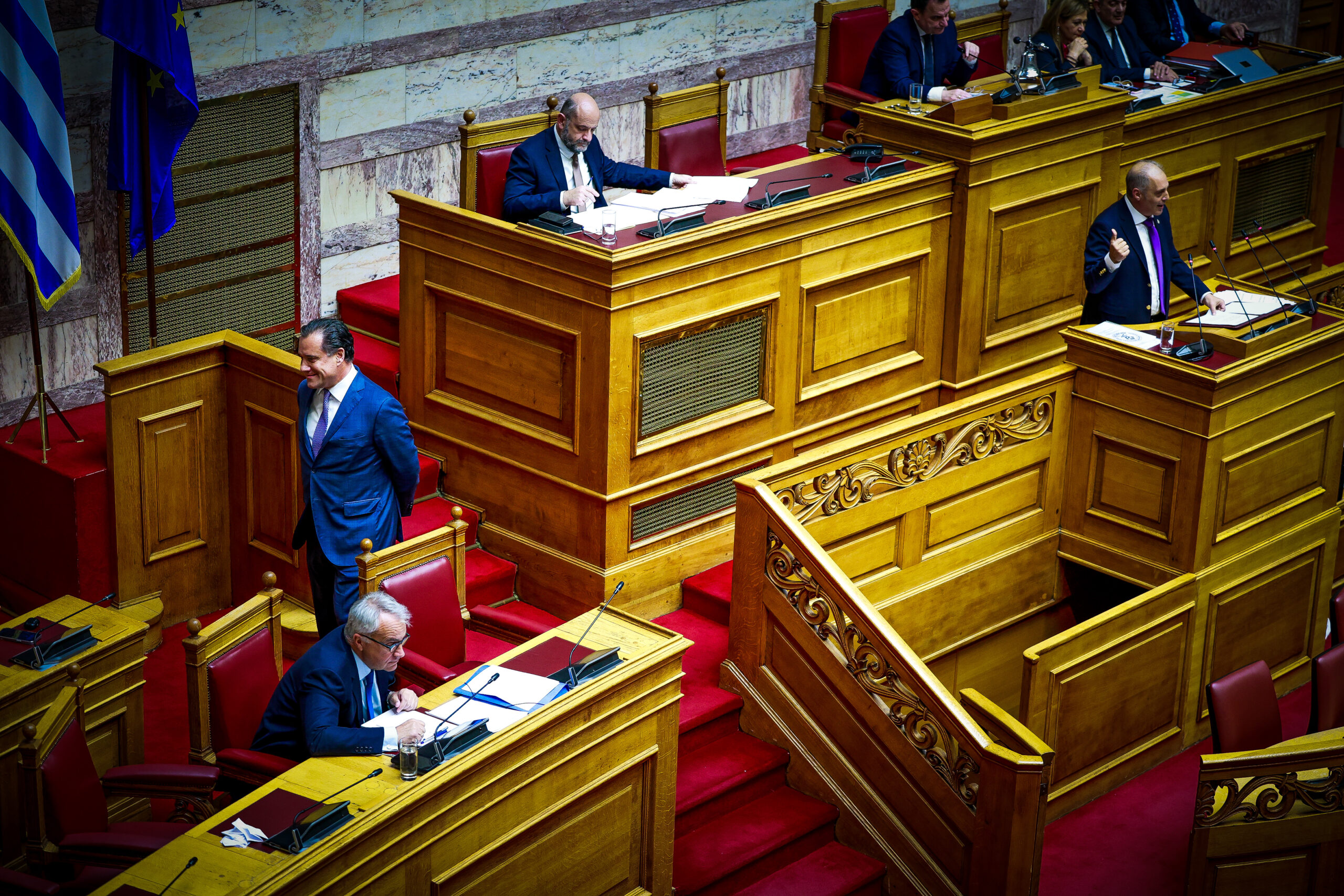 Άγριος καβγάς Γεωργιάδη – Βελόπουλου στη Βουλή: «Είσαι ψεύτης» – «Είσαι γλείφτης»