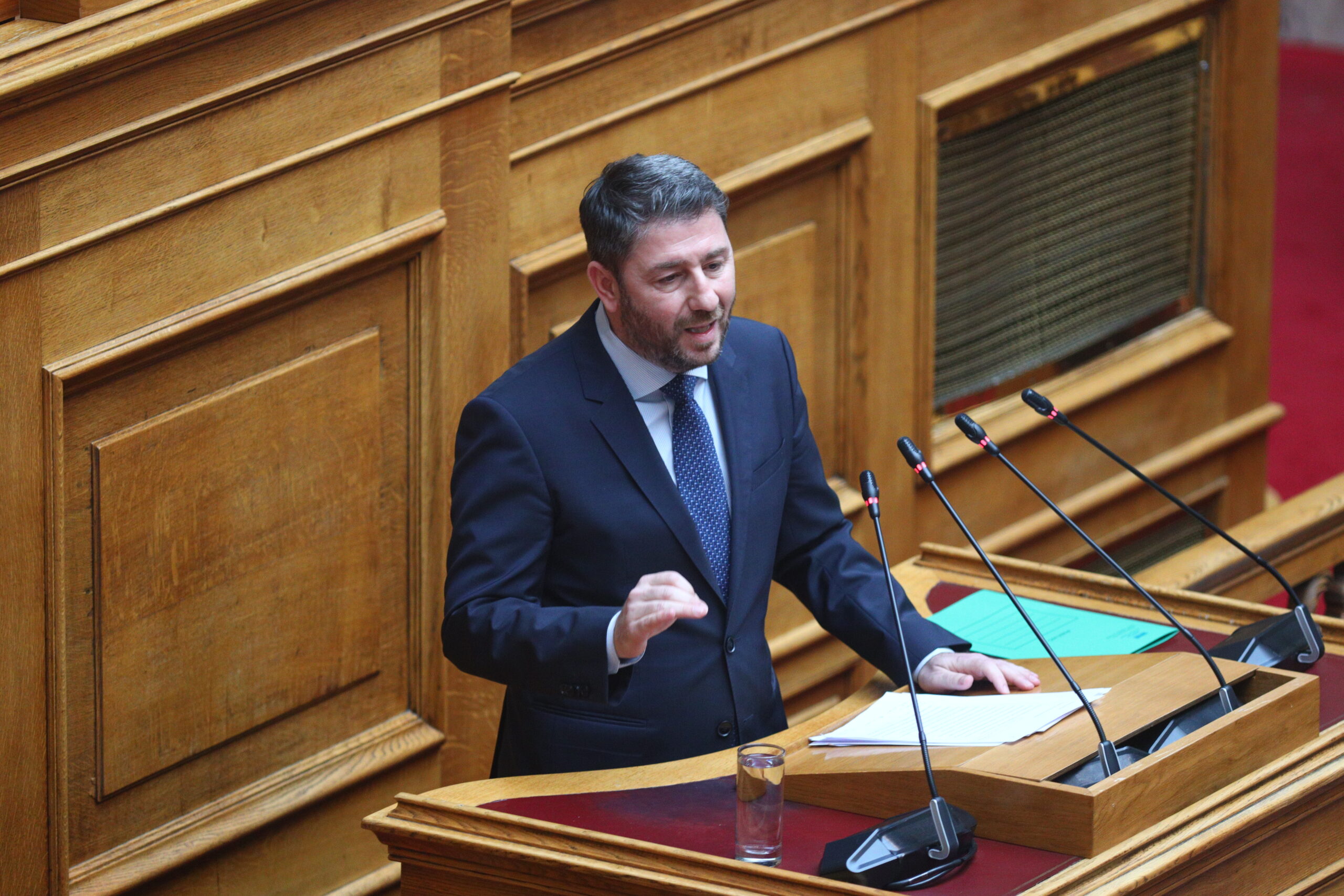 Άγρια κόντρα στη Βουλή ανάμεσα σε Ανδρουλάκη και Τσιάρα: «Στήσατε παρακράτος υποκλοπών»