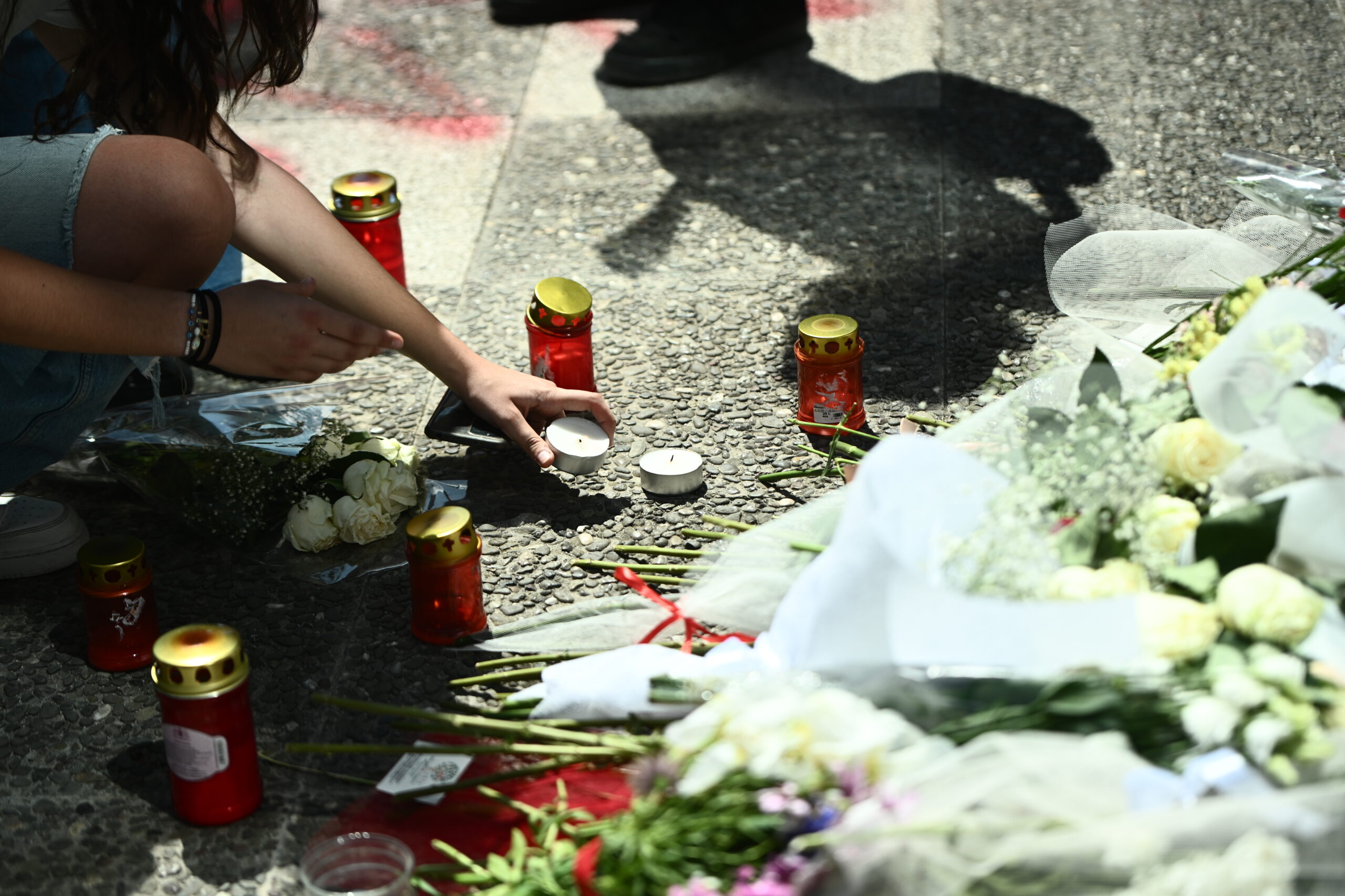 Γυναικοκτονία: Αστυνομικοί δεν επέτρεψαν στον κόσμο να αφήσει λουλούδια στο σημείο