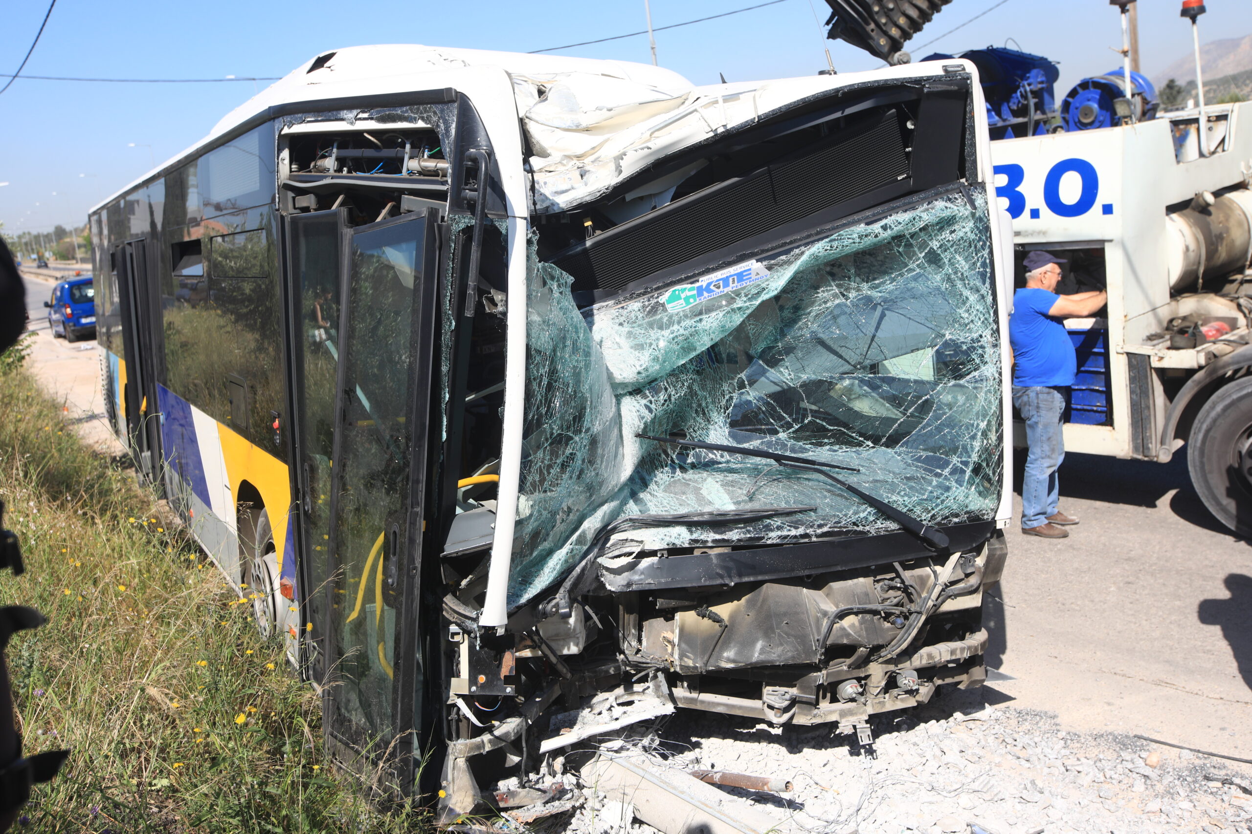 Τροχαίο στα Άνω Λιόσια με 5 τραυματίες – Λεωφορείο προσέκρουσε σε κολώνα