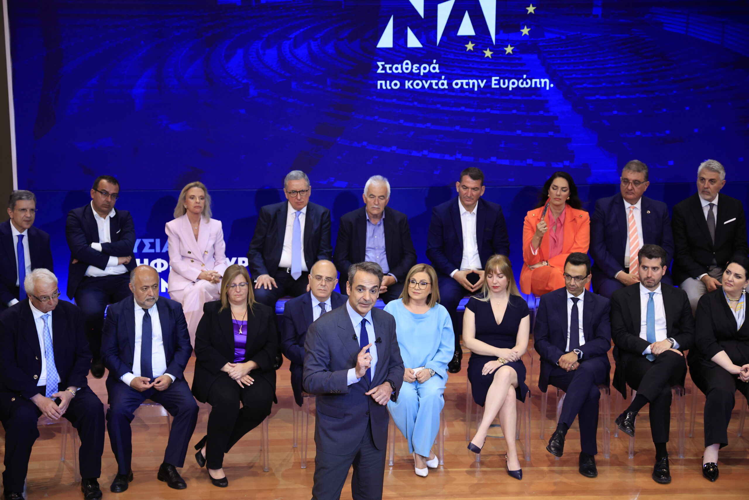 Όταν στερείσαι την ουσία το γυρνάς στην επικοινωνία