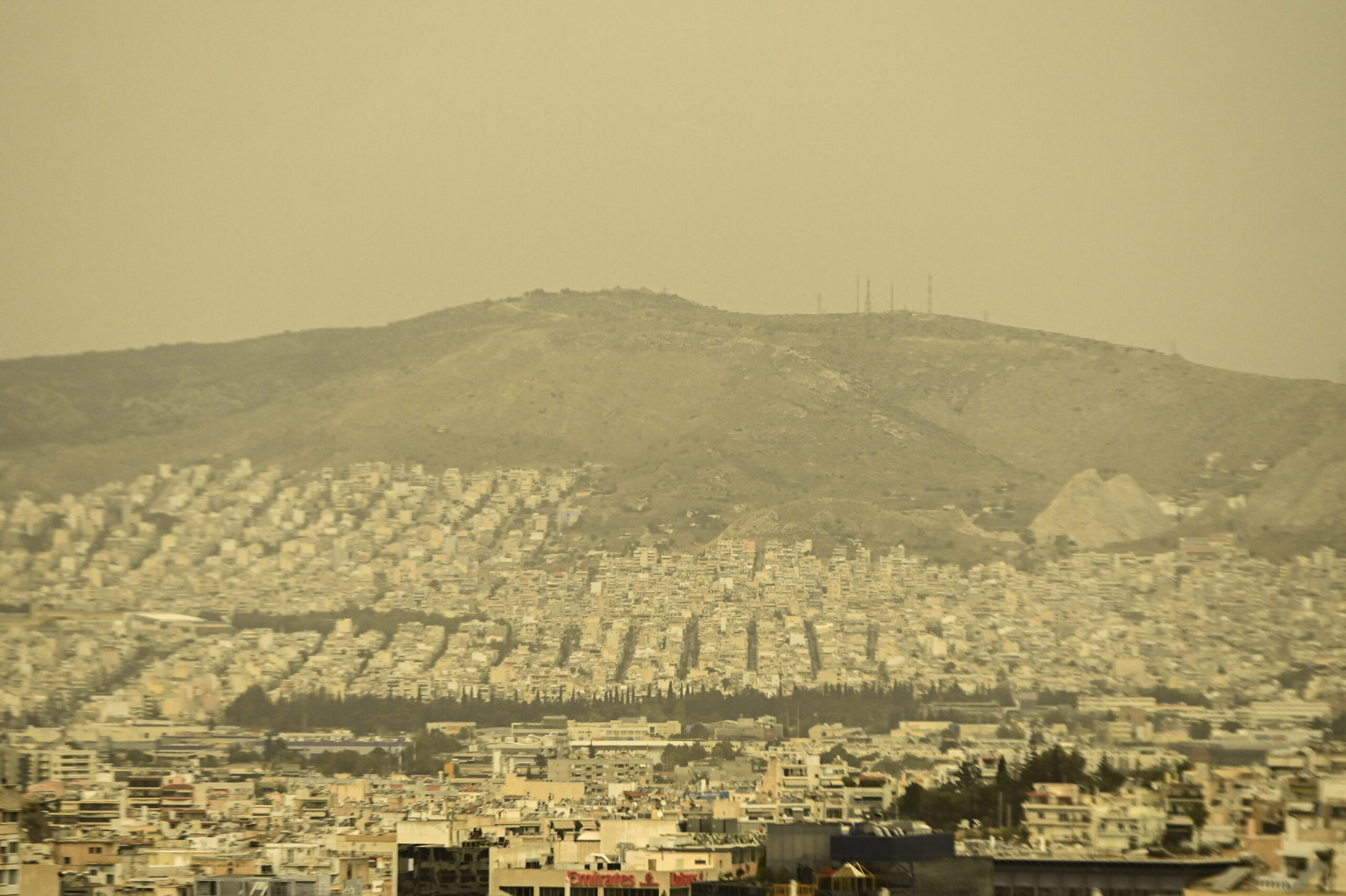 «Πνίγει» την Ελλάδα η αφρικανική σκόνη – Απόκοσμα σκηνικά από την Πελοπόννησο
