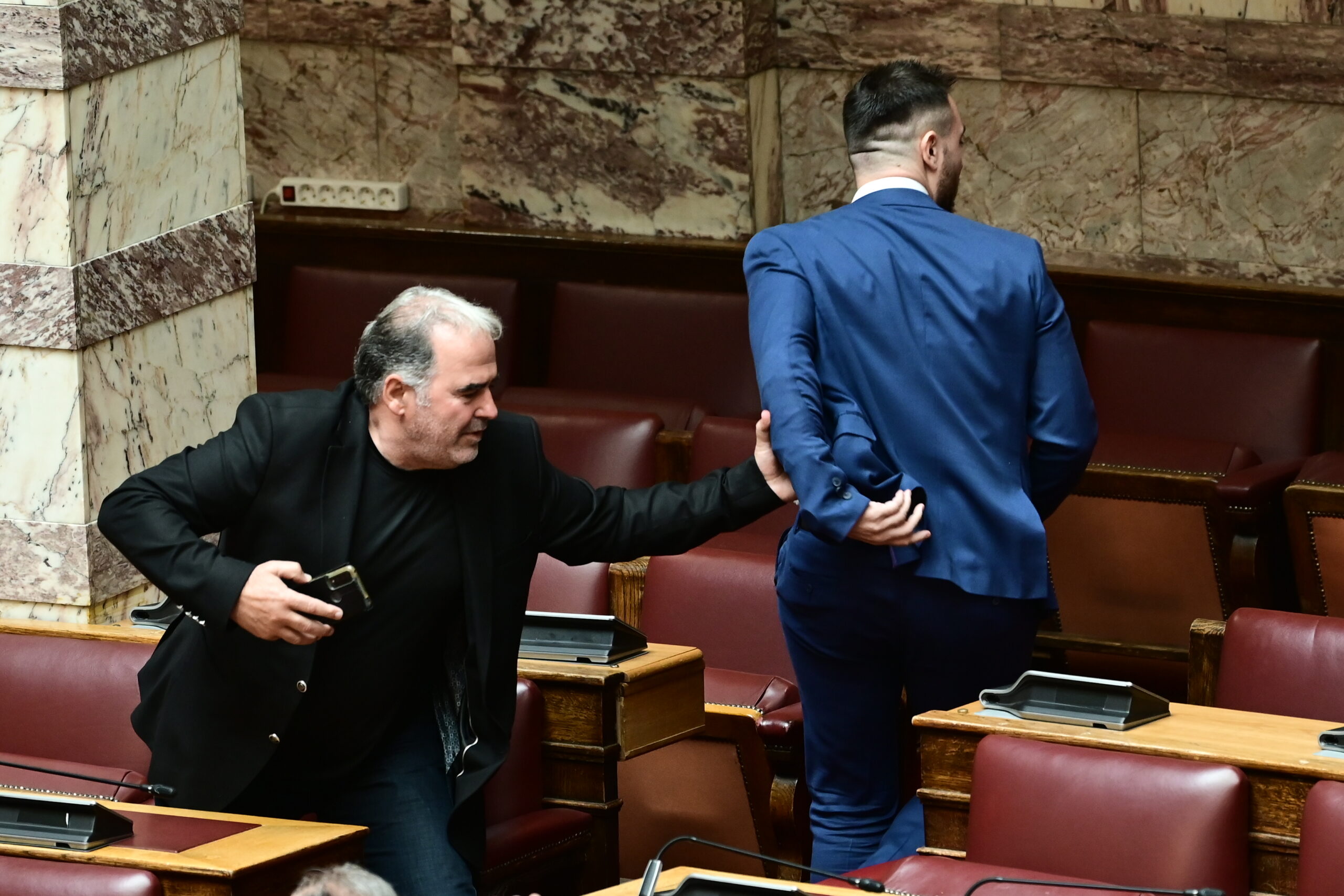 Επεισόδια στη Βουλή: Με κεφαλοκλείδωμα η επίθεση του Φλώρου στον Γραμμένο – Σήμερα η απολογία του