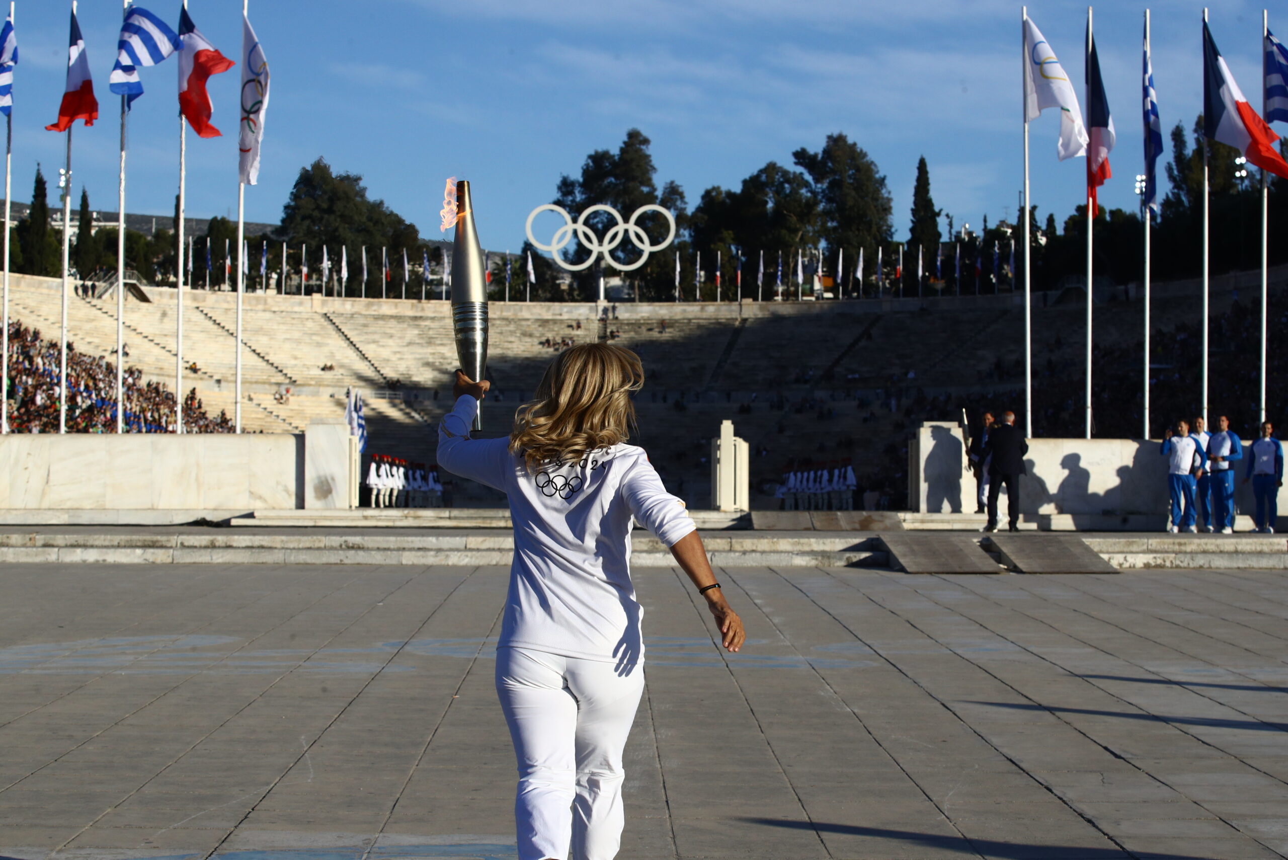 Η Αθήνα παρέδωσε την Ολυμπιακή Φλόγα στο Παρίσι σε μια εντυπωσιακή τελετή (ΕΙΚΟΝΕΣ & ΒΙΝΤΕΟ)