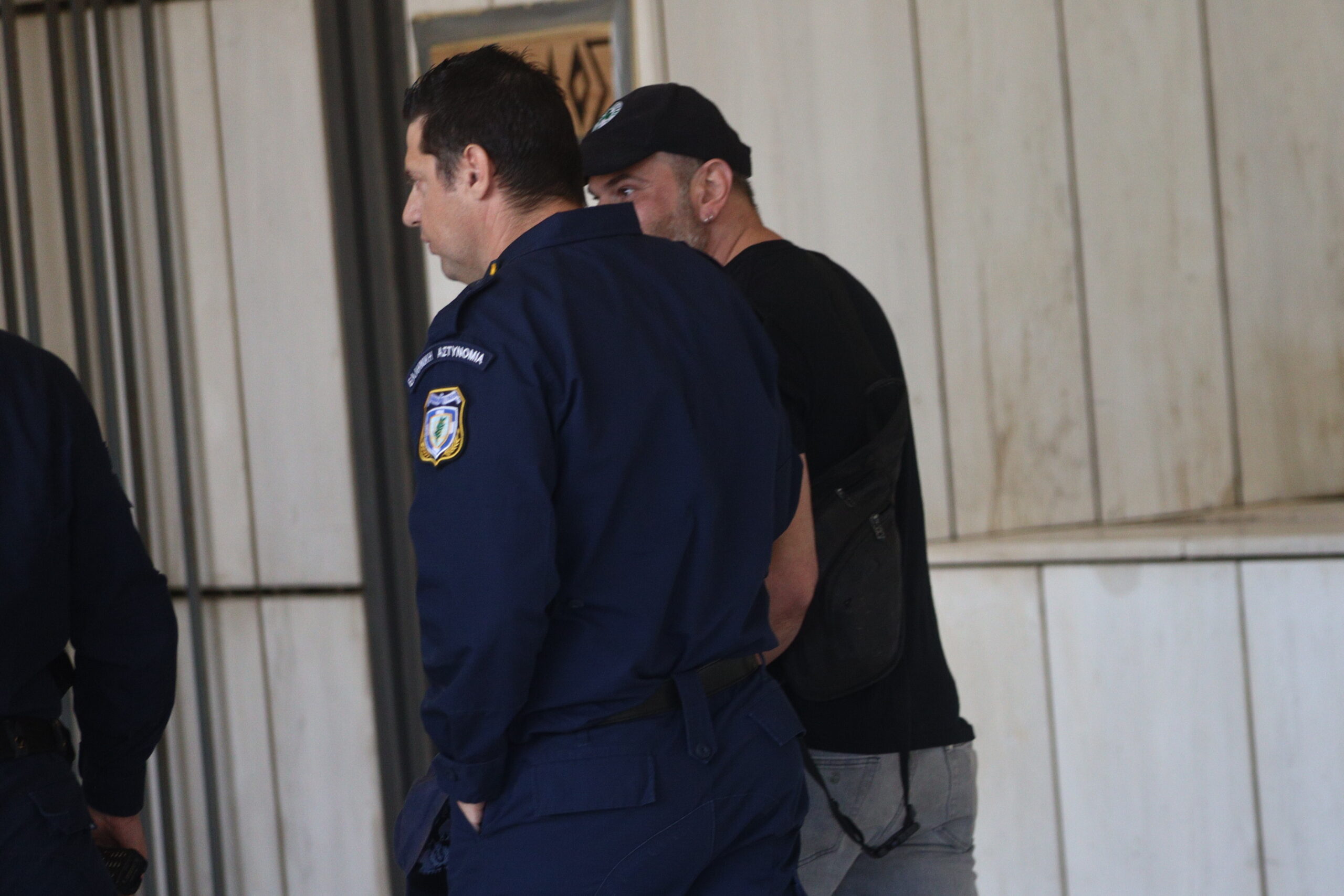 Δίκη Μάτι | Συνελήφθη συγγενής θύματος που επιτέθηκε με καρέκλα σε κατηγορούμενο