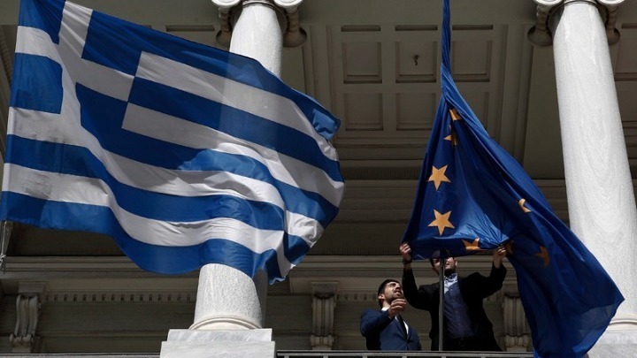 8 στους 10 Έλληνες θεωρούν ότι η ΕΕ έχει αντίκτυπο στην καθημερινή τους ζωή – 7 στους 10 ότι η χώρα ωφελήθηκε από την ένταξη στην ΕΕ