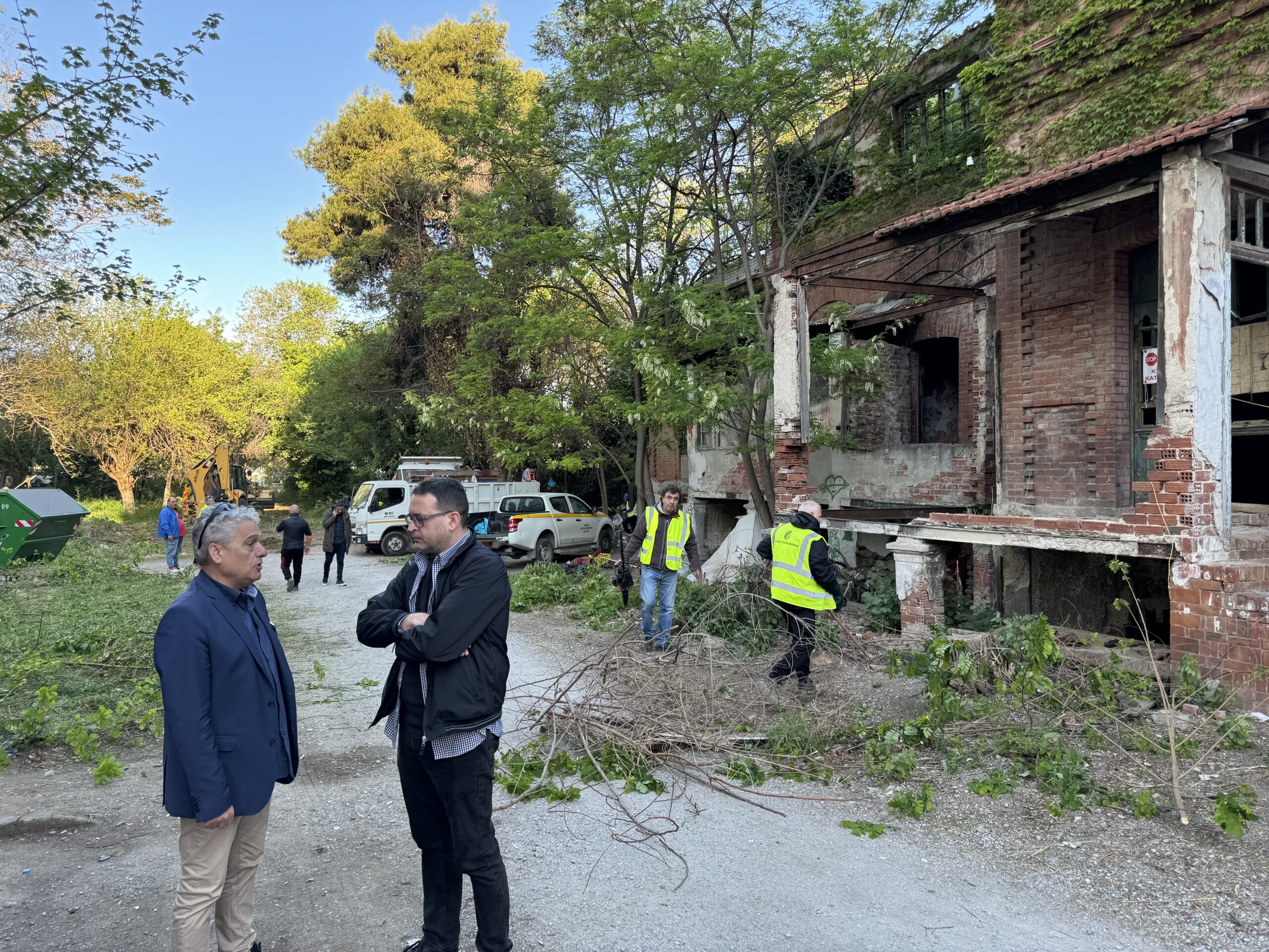 Θεσσαλονίκη | Επιχείρηση καθαρισμού του «Κόκκινου Πύργου» στη Βασ.’Ολγας