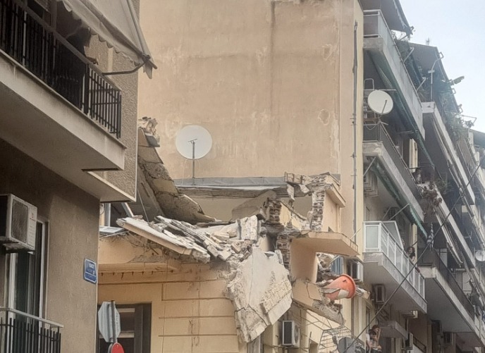 Τραγωδία στο Πασαλιμάνι: Ένας νεκρός και τρεις τραυματίες από την κατάρρευση κτιρίου