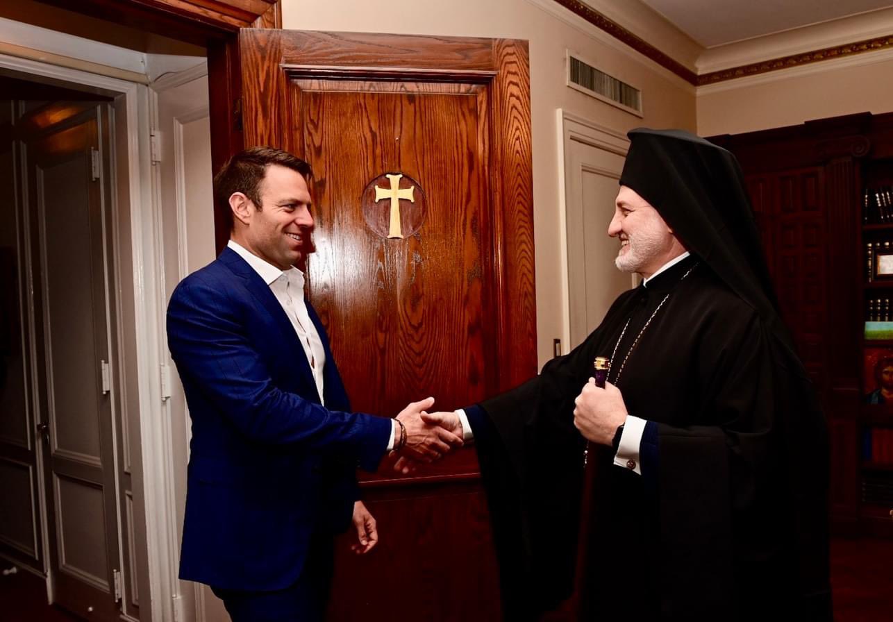 Κασσελάκης: Η ανάρτηση για το «Πιστεύω» στα αγγλικά και την θρησκευτική του πίστη