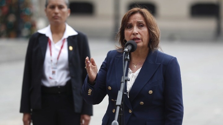 Η πρόεδρος του Περού καλείται να παρουσιάσει στη δικαιοσύνη τα ρολόγια Rolex που έχει στην κατοχή της