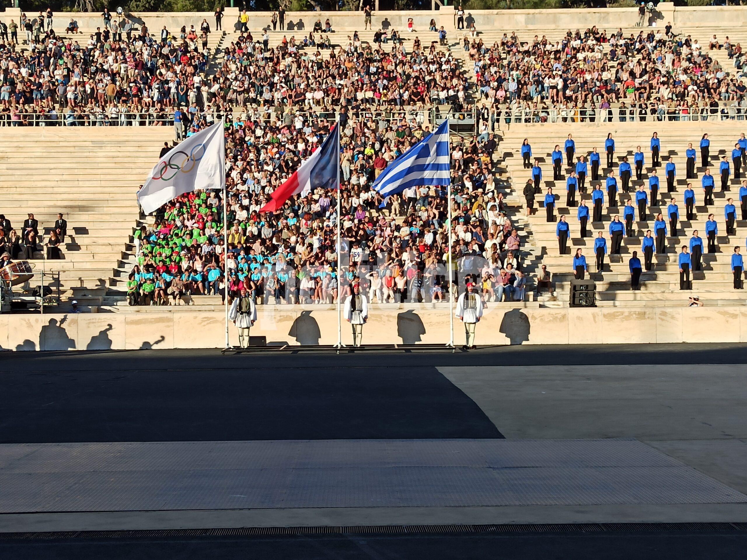H τελετή παράδοσης της Ολυμπιακής φλόγας από την Ελλάδα στη Γαλλία στο επίκεντρο των γαλλικών ΜΜΕ