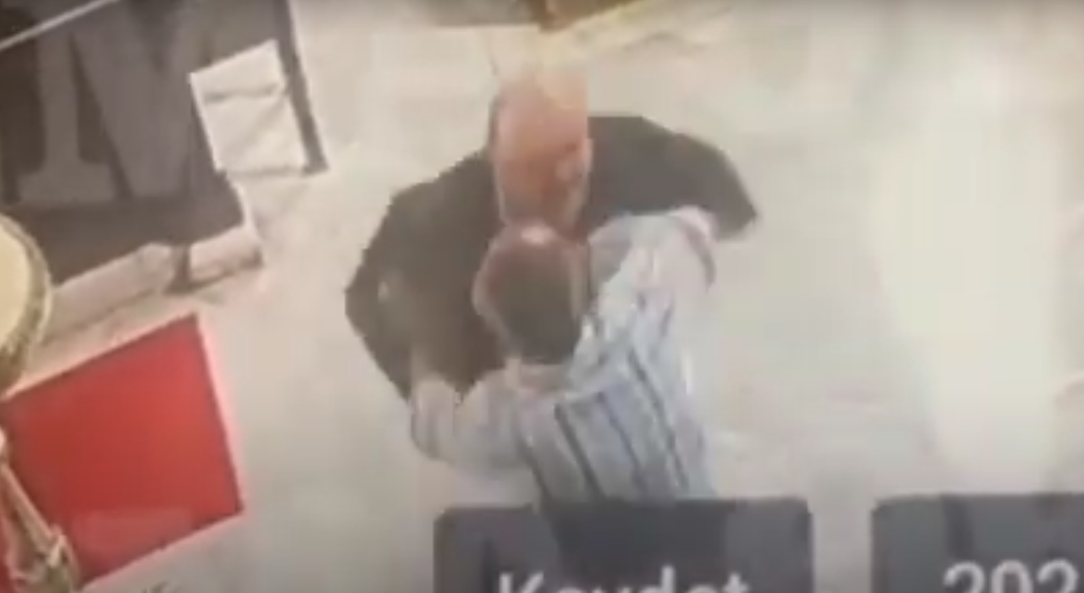 Κωνσταντινούπολη | Άγριος καβγάς μεταξύ Αρχιμανδρίτη με Μητροπολίτη μέσα σε ναό (ΒΙΝΤΕΟ)