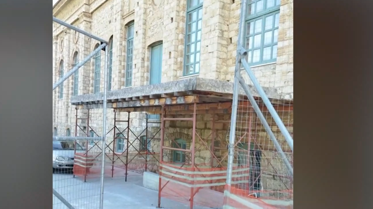 Σάμος: Τρία χρόνια μετά τον σεισμό δεν έχει γίνει επισκευή στο μεγαλύτερο δημοτικό σχολείο