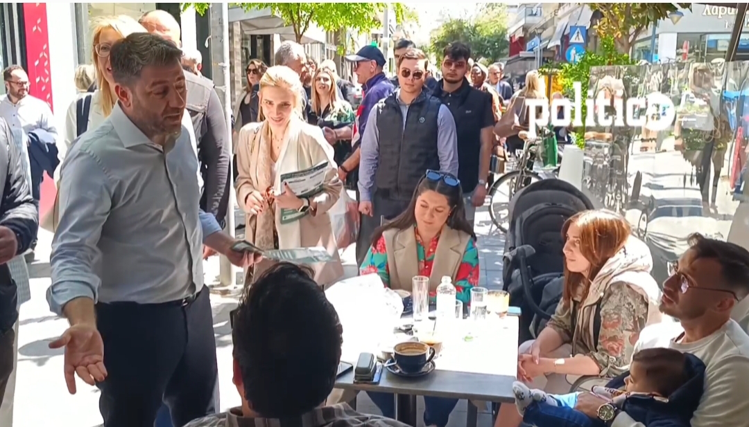 Καλαμαριά: «Σκοτώθηκε κόσμος στα Τέμπη και δεν τιμωρήθηκε κανένας – Κάτι πρέπει να γίνει» είπε πολίτης στον Ανδρουλάκη (BINTEO)