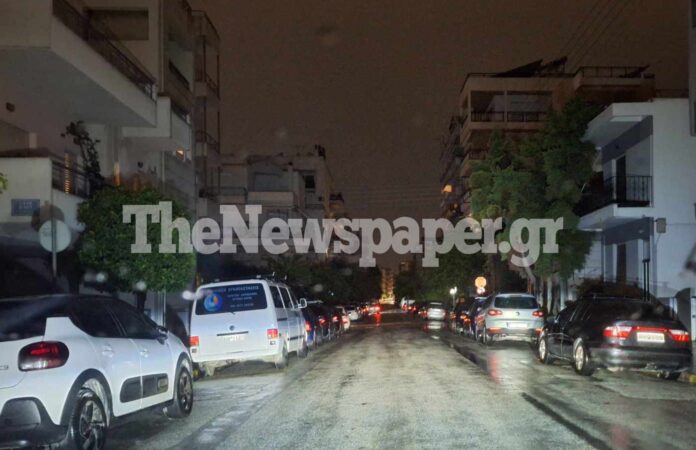 Κακοκαιρία | Με κεριά και φακούς οι κάτοικοι του Βόλου λόγω διακοπής ρεύματος