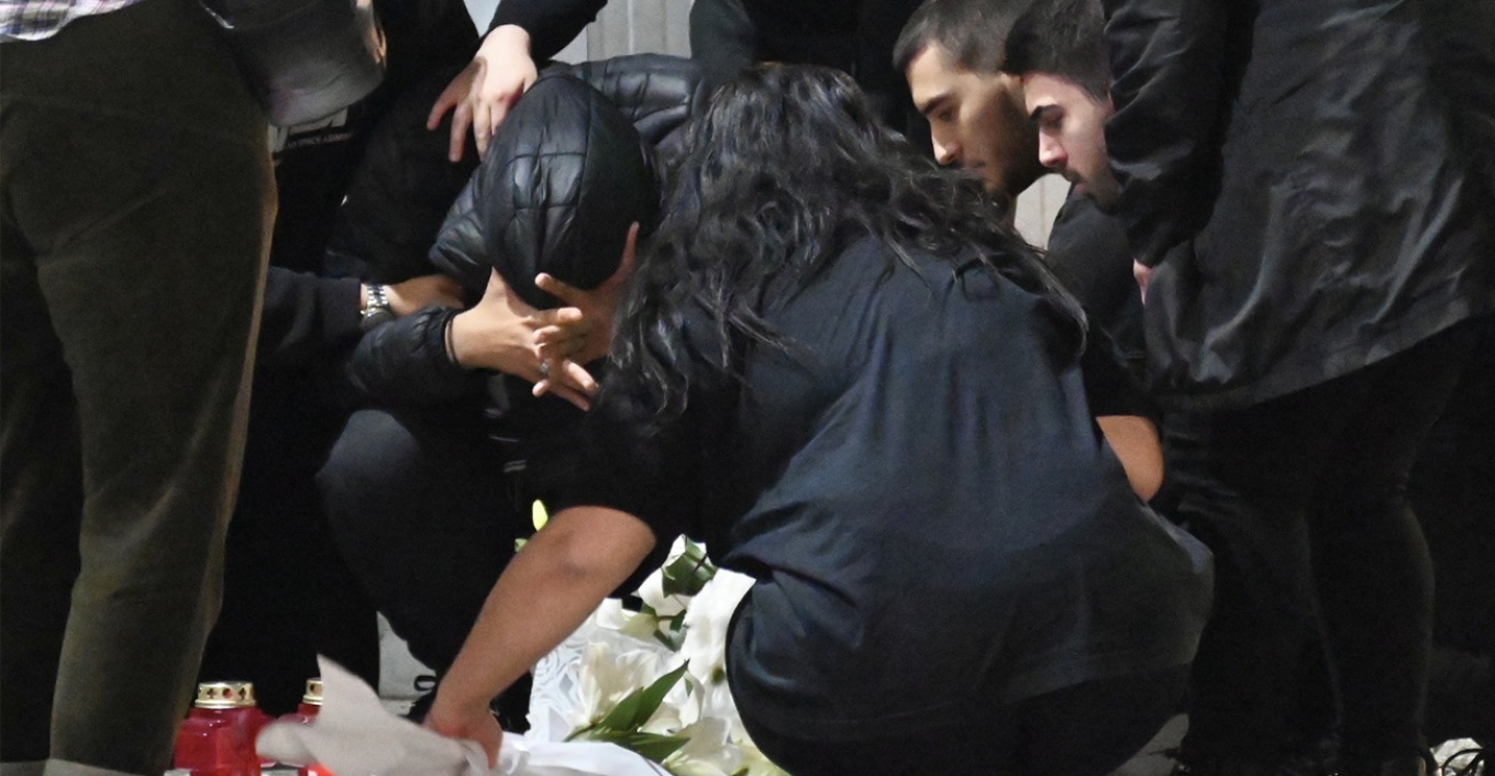 Έγκλημα στους Αγίους Αναργύρους: Σπαραγμός από συγγενείς της 28χρονης στο σημείο της δολοφονίας
