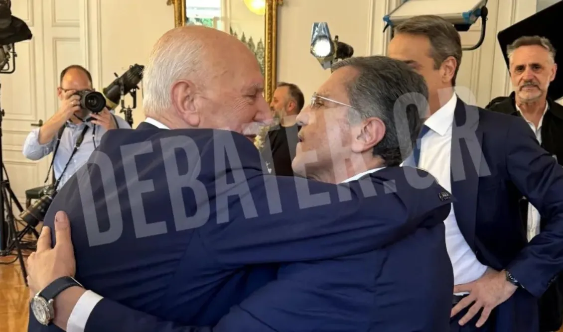 Η αναπάντεχη συνάντηση Παπαδάκη – Αυτιά στο Μέγαρο Μαξίμου και η θερμή αγκαλιά (ΒΙΝΤΕΟ)