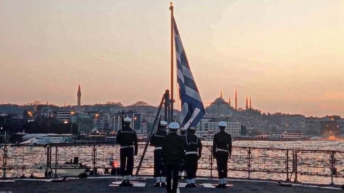 Συγκίνηση με την έπαρση της σημαίας στη φρεγάτα «Θεμιστοκλής» με θέα το Βόσπορο